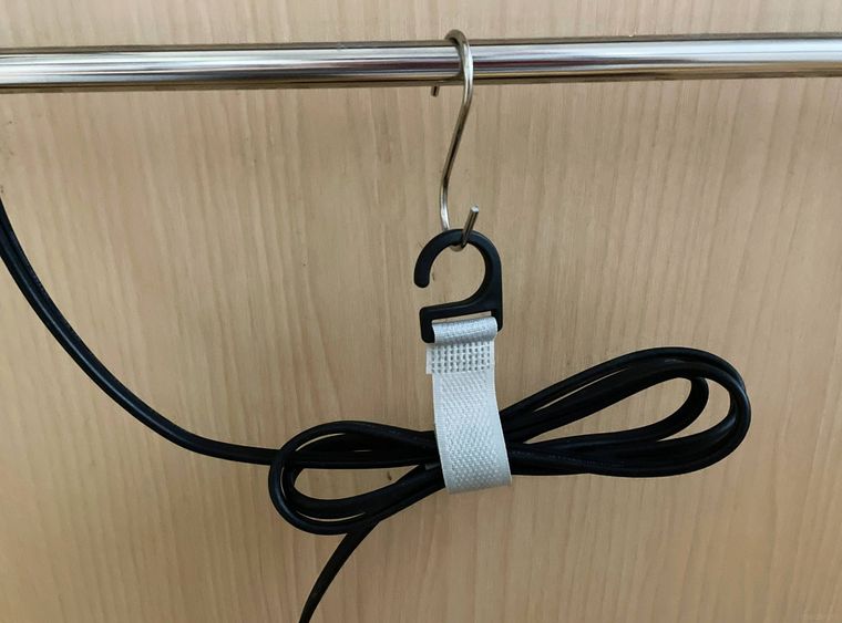 フック付き配線ベルトでコードを吊るしている