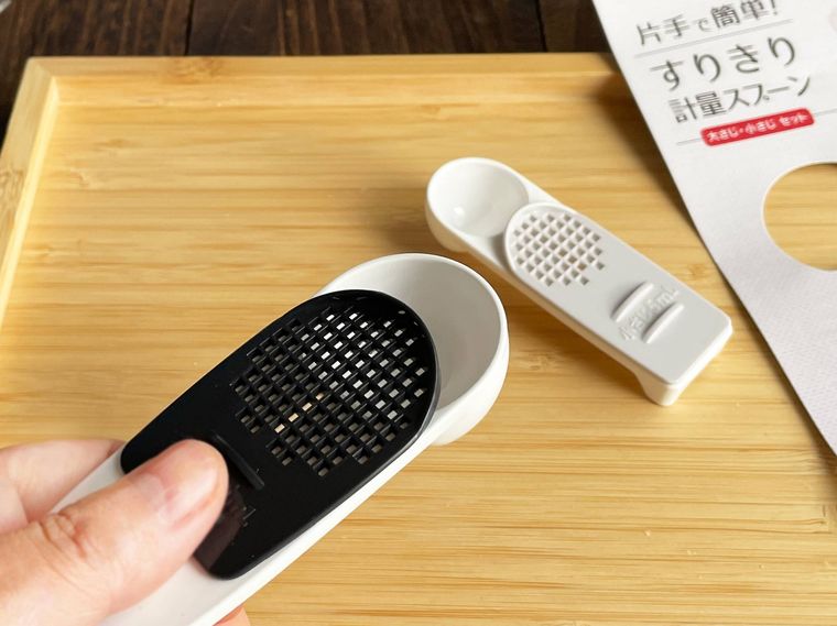 セリアの片手で簡単すりきり計量スプーン