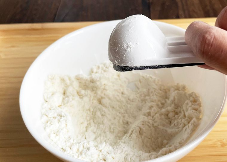 すりきり軽量スプーンが粉ふるいに変身