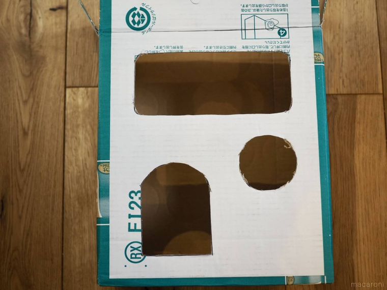 ダンボールに穴を開けたところ