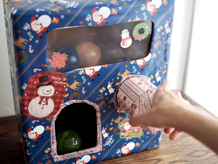 ダンボールで作るガチャガチャマシン