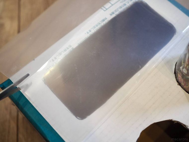 クリアファイルを切っているところ