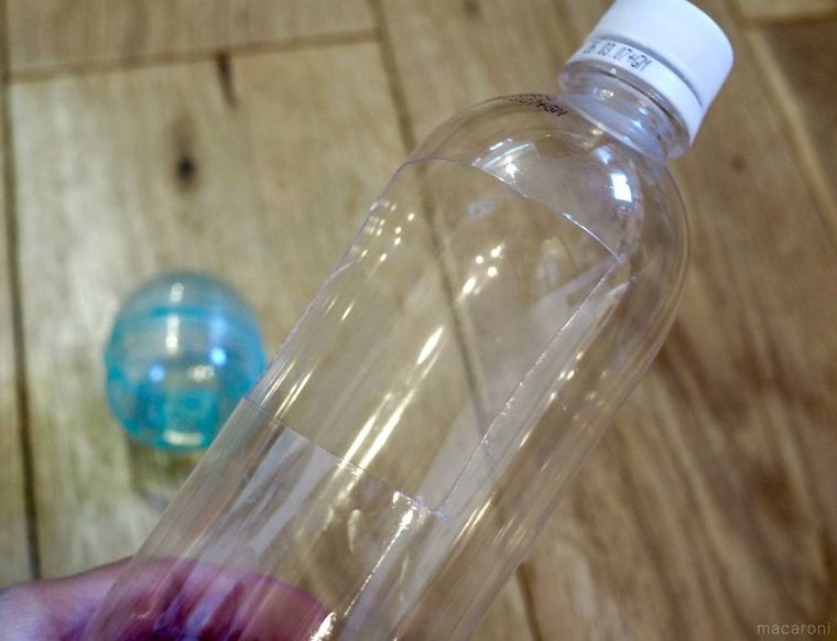 ペットボトルに穴を開けたところ