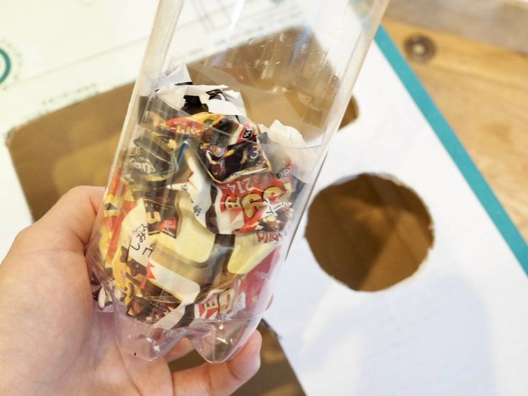 ペットボトルにチラシを詰めたところ