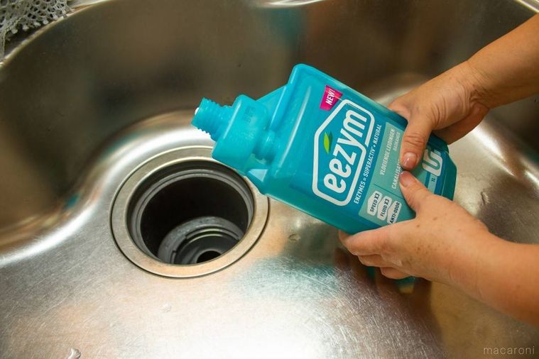 排水口にパイプクリーナーを流す様子