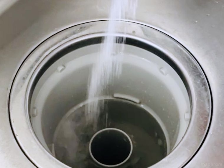 排水口に重曹を振りかけている様子