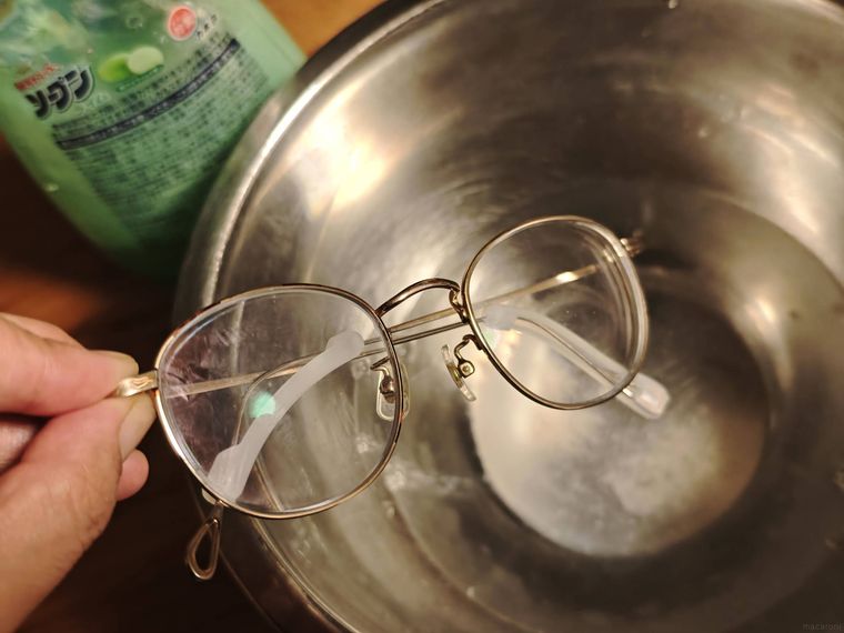 中性洗剤で洗っている様子