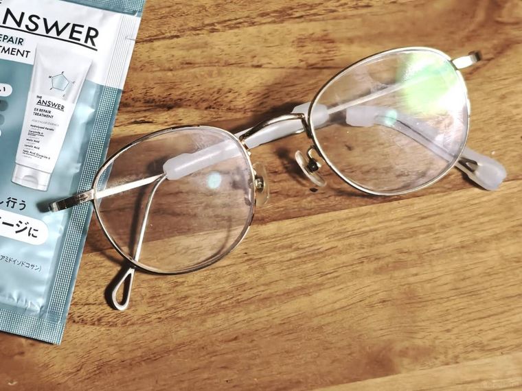 シャンプーとリンス、メガネが机の上に置いてある