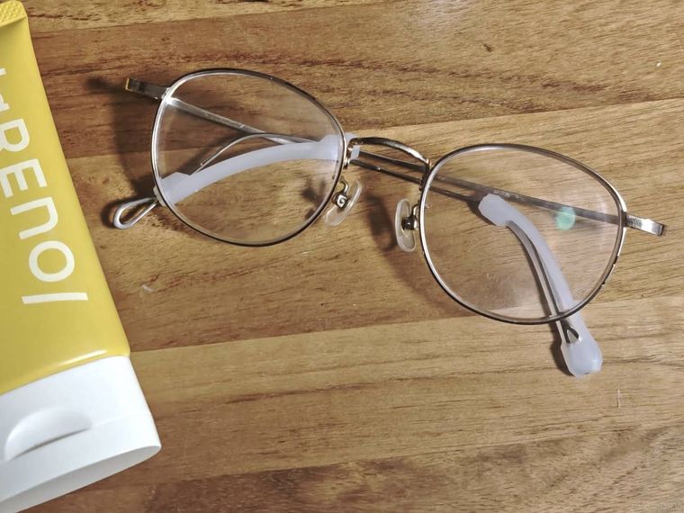 歯磨き粉とメガネが机の上に置いてある