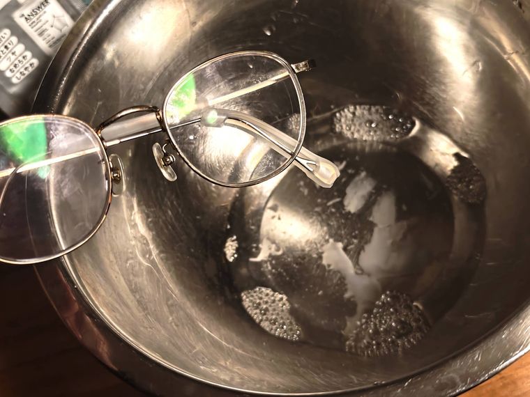 シャンプーのなかにメガネを入れている様子