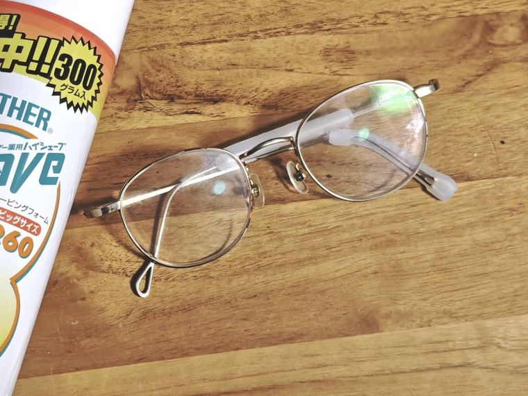 シェーピングフォームとメガネが机の上に置いてある