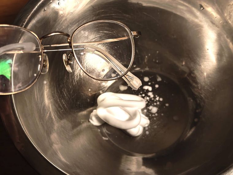 シェービングフォームにメガネを付ける様子