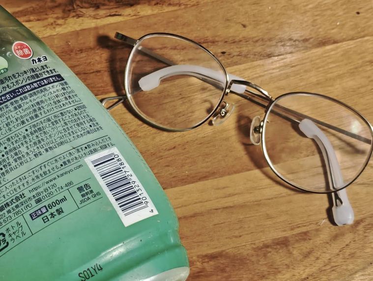 中性洗剤とメガネが机の上に置いてある
