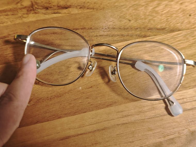 歯磨き粉をメガネに付ける様子