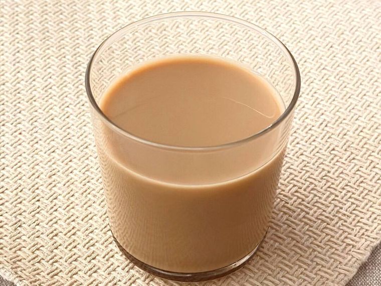 ガラスコップに注がれた森永乳業のリプトン チャイティーラテ