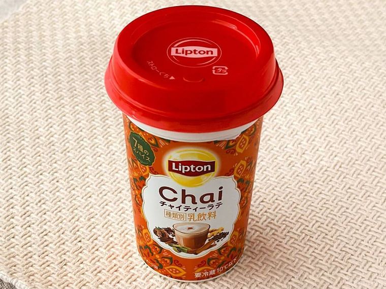 テーブルの上に置かれた森永乳業リプトン チャイティーラテのパッケージ