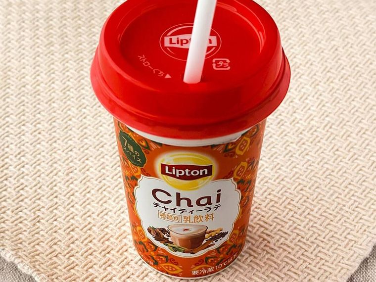 森永乳業リプトン チャイティーラテにストローをさしている様子