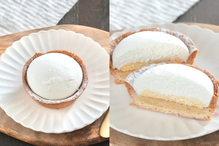 木のカッティングボードと白い皿にのったチーズクリームタルトと断面の様子