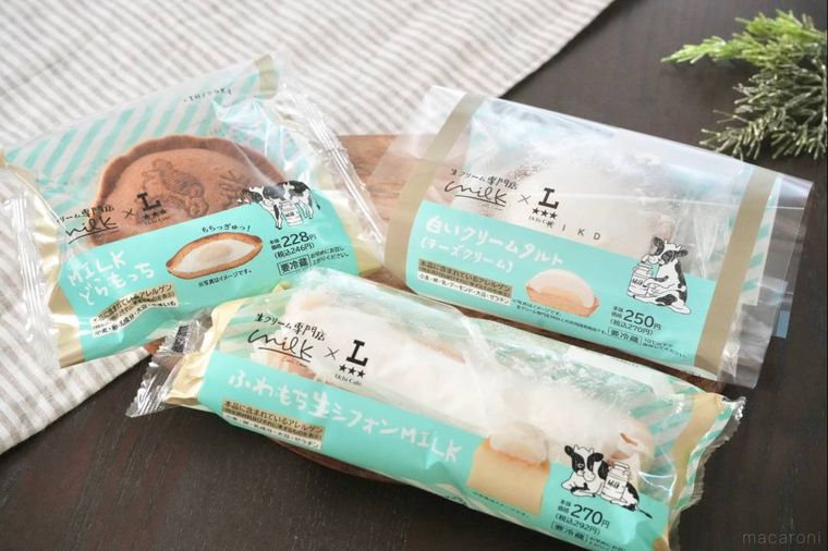 木のカッティングボードにのった生クリーム専門店コラボのスイーツ