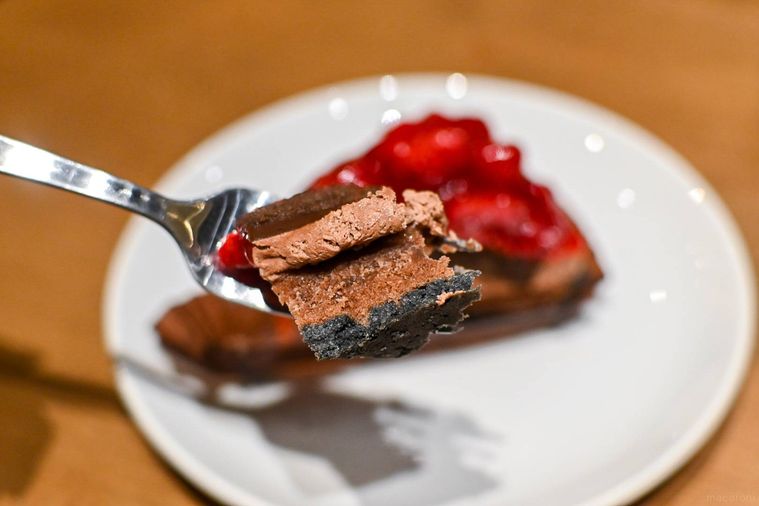 ケーキをフォークですくっているところ