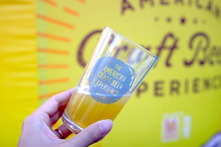 クラフトビールを持っている