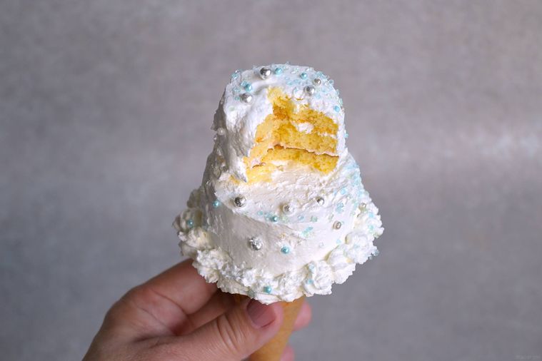 ひと口かじったアイスコーンケーキ