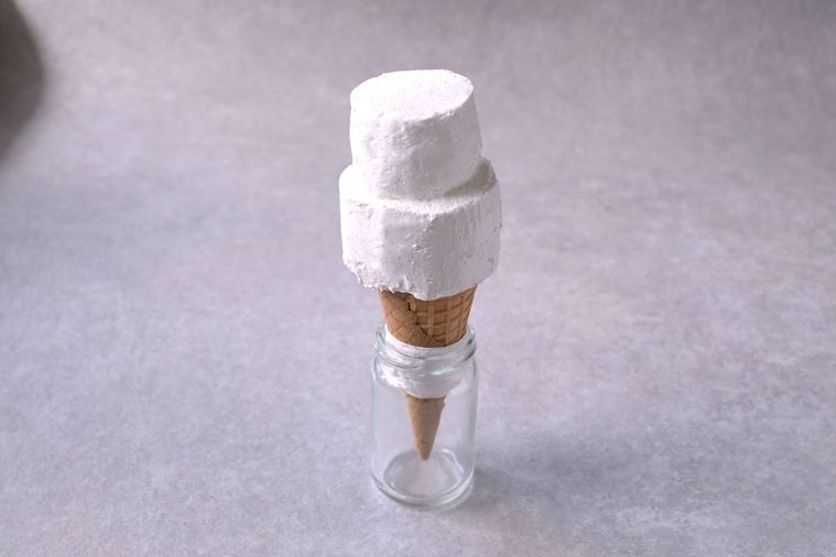 アイスコーンの上に2段ケーキをのせた様子