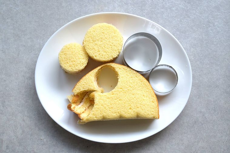 スポンジを丸い抜型でくり抜いた様子