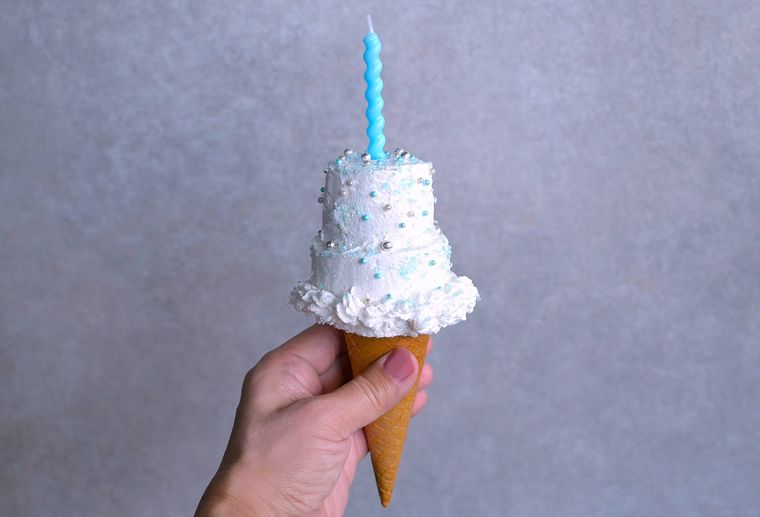 アイスコーンケーキを手で持つ様子