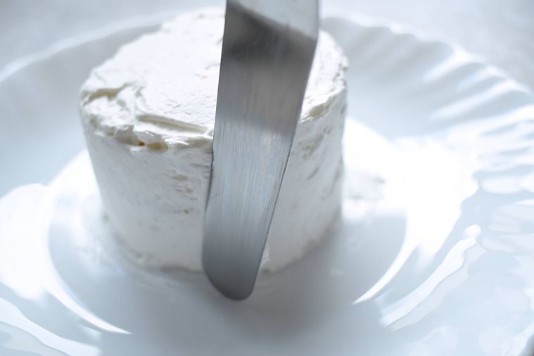 スポンジの側面に生クリームを塗る様子