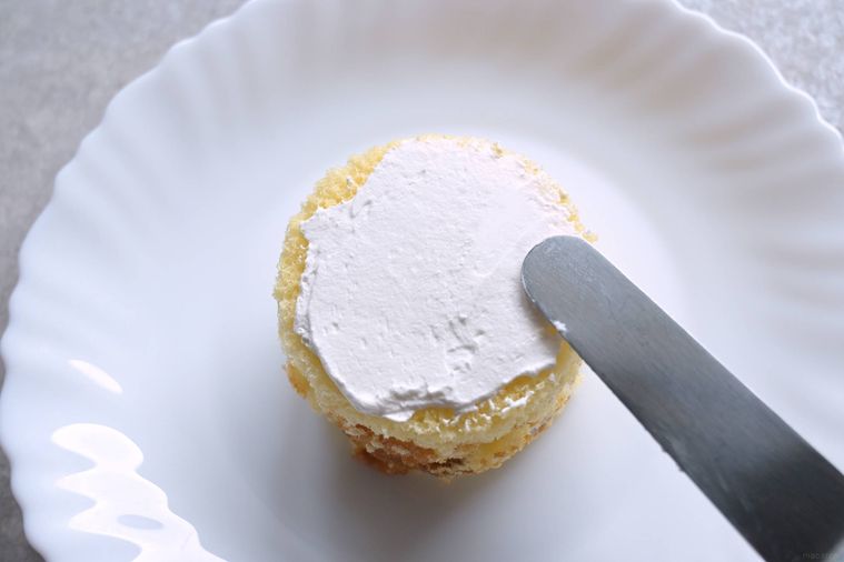 スポンジの上面に生クリームを塗る様子