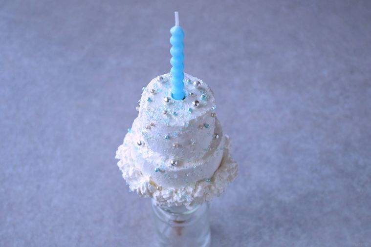 アイスコーンケーキにろうそくが立ててある