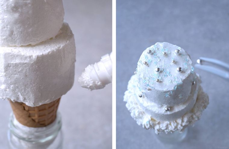 シュガーコーンの上にのせたケーキをデコレーションする様子