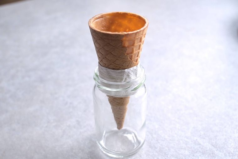 キッチンペーパーを巻き付けたアイスコーンが小びんに立ててある