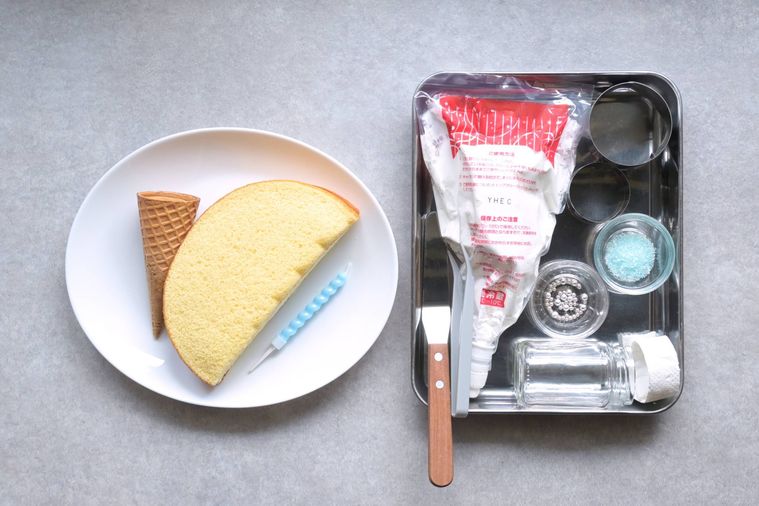 シュガーコーンやスポンジケーキ、ホイップ済み生クリームなどのアイスコーンケーキの材料