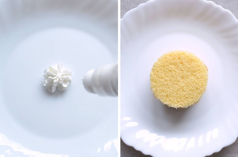 生クリームを塗った皿の上にスポンジをのせた様子