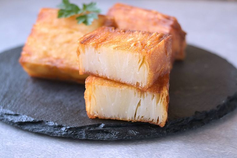 黒いスレート皿に盛り付けられたミルフィーユポテト