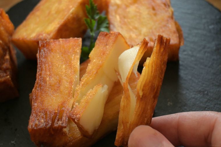 ミルフィーユポテトを摘んで広げる様子