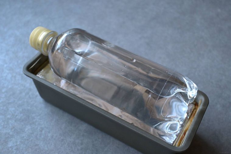 パウンド型の上に重石代わりのペットボトルがのせてある