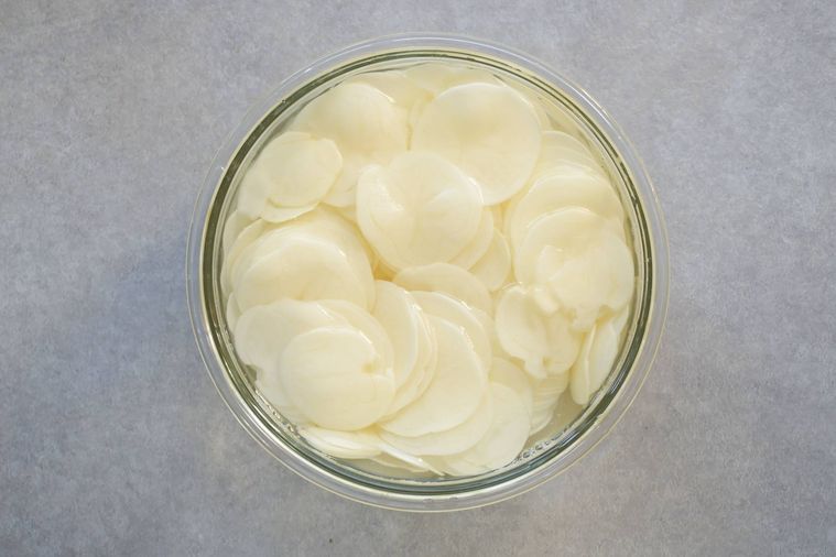 じゃがいもを水に浸してアクを取る様子