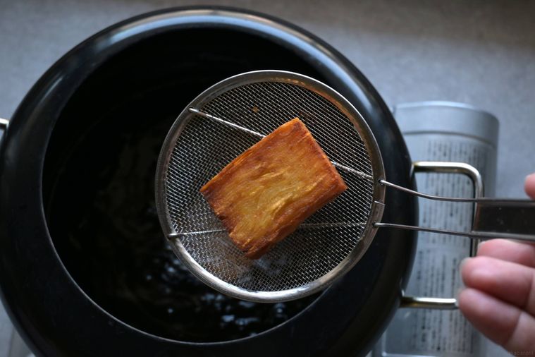 ミルフィーユポテトを油から引き上げる様子