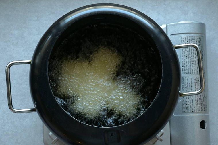 ミルフィーユポテトを油で揚げる様子