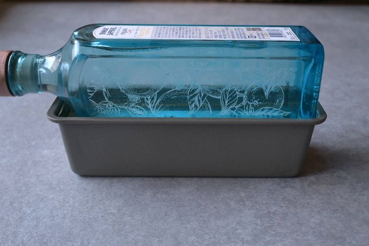 パウンド型の上に瓶の重石がのせてある