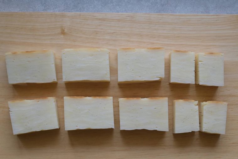 カットしたじゃがいもの重ね焼きが並べられている