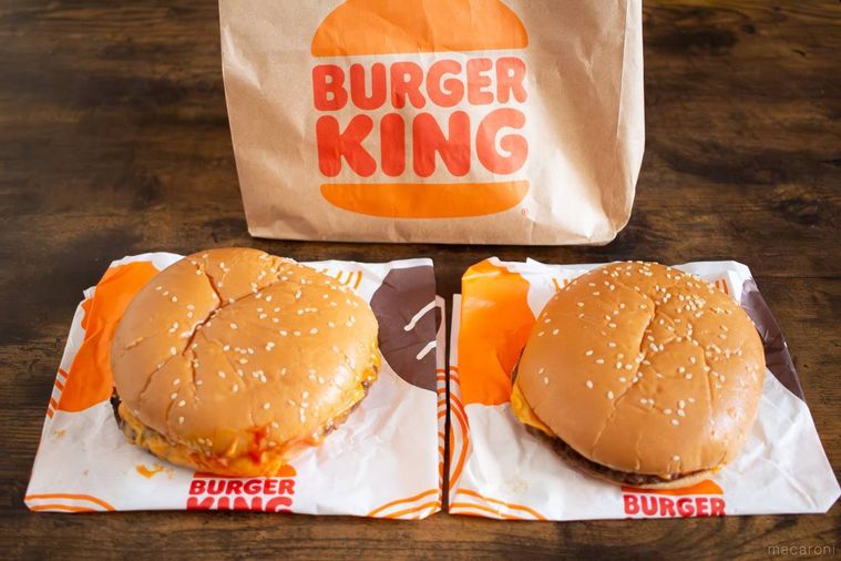 バーガーキングダブルスパイシーにんにく・ガーリックバーガーとにんにく・ガーリックバーガーが並んでいる