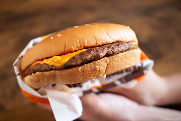 バーガーキングにんにく・ガーリックバーガーを手で持っている様子