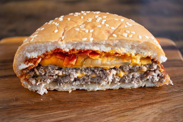 半分にカットしたバーガーキングダブルスパイシーにんにく・ガーリックバーガー