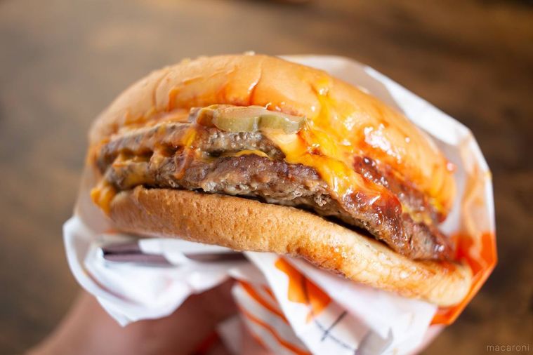 バーガーキングダブルスパイシーにんにく・ガーリックバーガーを手で持っている