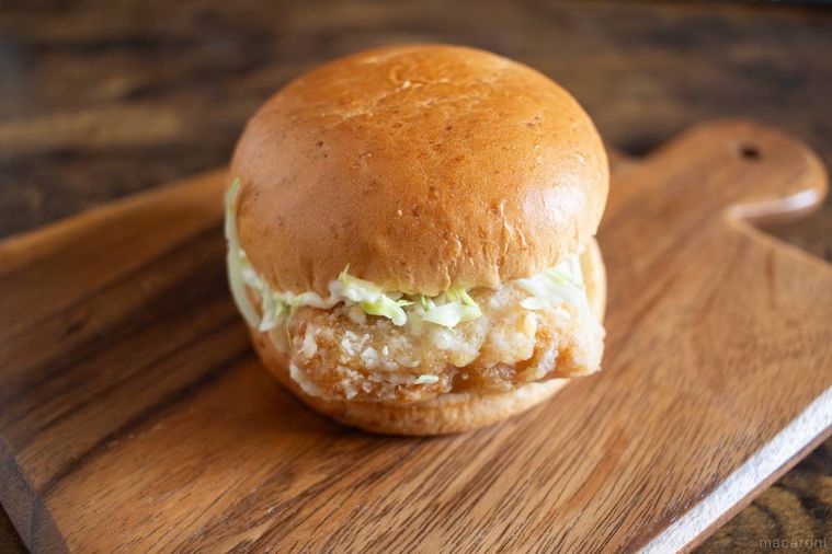 板の上にのったケンタッキーケンタの鶏竜田バーガー