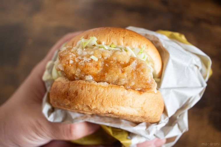 ケンタッキーケンタの鶏竜田バーガーを手で持っている